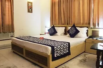 *** Hotel Oyo Rooms Near Huda City Centre Gurgaon Indie